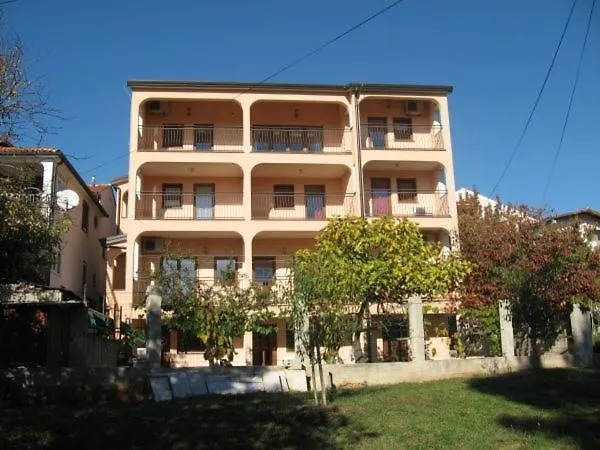 아파트 In With Balcony, Air Conditioning, Wi-fi 포레치